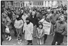 405655 Afbeelding van een demonstratie van welzijnswerkers op de Stadhuisbrug te Utrecht tegen de bezuinigingsplannen ...